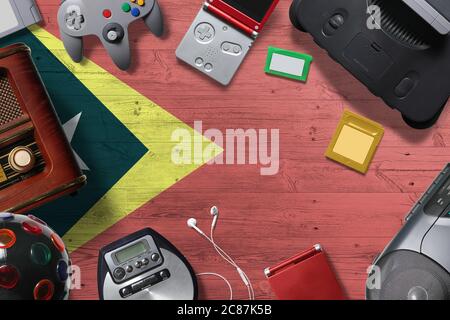 Osttimor Retro-Gaming-Konzept. Eine Sammlung von Retro-Videospiel-Controller von oben auf einem nationalen Hintergrund geschossen. Stockfoto