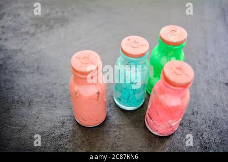 Set von kleinen ganzen und rissigen Glasflaschen mit Gummikorken und getrockneten alten künstlerischen Farbe. Nahaufnahme der Aquarellfarben-Farbflaschen Stockfoto