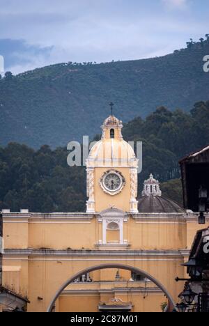 Bogen des Klosters von Santa Catalina begann seinen Bau im Jahr 1693, barocke Architektur. Der Charakter des Klosters Santa Catalina Virgen y Má Stockfoto