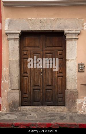 Geschnitzte Holztür im Kolonialhaus von La Antigua Guatemala, außen Detail zeigt Sicherheit und Privateigentum, Zugang zu Hause. Stockfoto