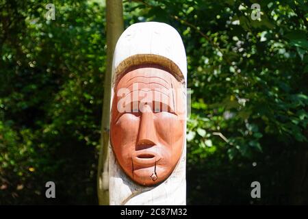 Virginia, USA - 1. Juli 2020 - Nahaufnahme eines der Jamestown Siedlung Totem Pole in Powhatan Indian Village Stockfoto