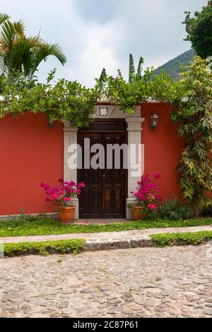 Geschnitzte Holztür im Kolonialhaus von La Antigua Guatemala, außen Detail zeigt Sicherheit und Privateigentum, Zugang zu Hause. Stockfoto