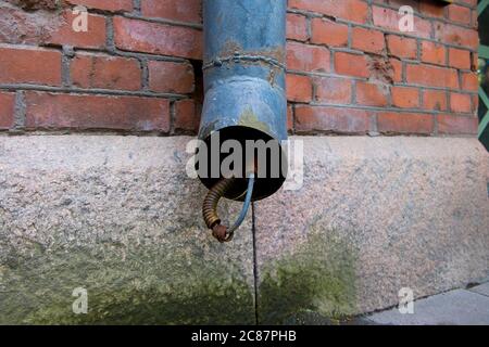 Detail der elektrischen Drahtschleifen in einem Ablaufrohr, verwendet, um Eis im Winter zu erhitzen und zu schmelzen, damit die Rohre nicht verstopfen. In Helsinki, Finnland. Stockfoto