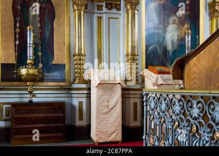 Ein kleines Podium, dais, ist in heiligen Tuch in Uspenski Kathedrale bedeckt. In Helsinki, Finnland. Stockfoto