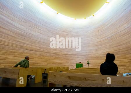 Das Innere des Holzes, handwerklich, dezente, schlichte Kamppi Kapelle. In Helsinki, Finnland. Stockfoto