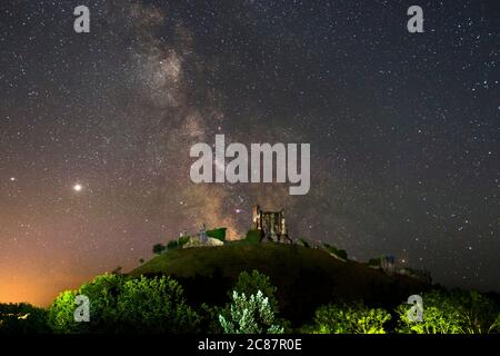 Corfe Castle, Dorset, Großbritannien. Juli 2020. Wetter in Großbritannien. Die Milchstraße leuchtet hell am klaren Nachthimmel über dem Schloss Corfe in Dorset. Bildquelle: Graham Hunt/Alamy Live News Stockfoto