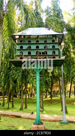 Jakarta, Indonesien - 14. Februar 2019: Taubenkäfig im National Monument (Monas) Park. Stockfoto