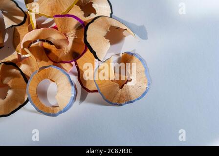 Müll aus dem Schärfen von Buntstiften, Abfall von bunten Holz von Buntstift zu malen, grafische Ressource von zurück zur Schule erhalten. Stockfoto