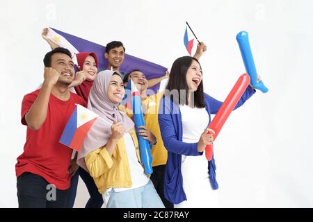 Philippinische Gruppe von Menschen halten Philippinen Flagge feiert Tag der Unabhängigkeit Stockfoto