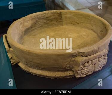 Hände auf einen Keramiktopf aus den Ruinen der Zapoteschen Stadt Atzompa im Museo Comunitario Santa Maria Atzompa, Oaxaca, Mexiko. Stockfoto