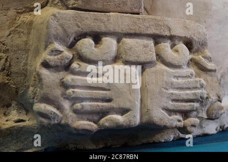 Hände auf einen Keramiktopf aus den Ruinen der Zapoteschen Stadt Atzompa im Museo Comunitario Santa Maria Atzompa, Oaxaca, Mexiko. Stockfoto