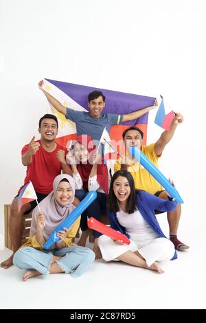 Philippinische Gruppe von Menschen halten Philippinen Flagge feiert Tag der Unabhängigkeit Stockfoto