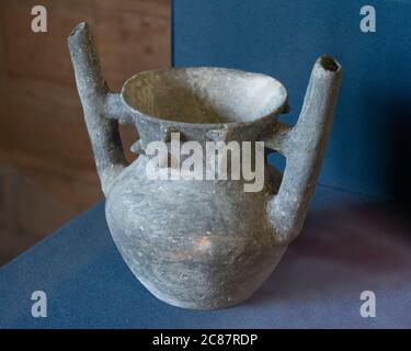 Ein Keramiktopf aus den Ruinen der Zapoteschen Stadt Atzompa im Museo Comunitario Santa Maria Atzompa, Oaxaca, Mexiko. Stockfoto