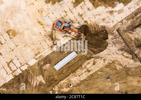 Arbeiten Bagger auf Baustelle. Herstellung Erdarbeiten. Draufsicht Luftaufnahme von fliegenden Drohne Stockfoto