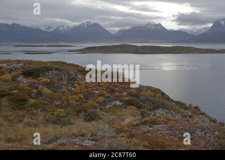 Blick nach Norden über den Beagle Kanal, von den Inseln, nach Ushuaia, Argentinien 24. März 2018 Stockfoto