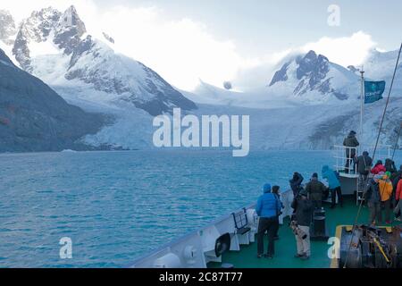 Blick vom Kreuzfahrtschiff „Plancius“ auf das Ende des Drygalski-Fjords, Südgeorgien, Südatlantik April 2018 Stockfoto