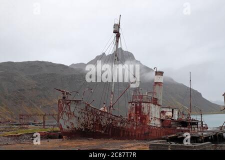 Hulk des Walfangschiffs 'Petrel' auf regennassem Vorland, Grytviken, Südgeorgien 3. April 2018 Stockfoto