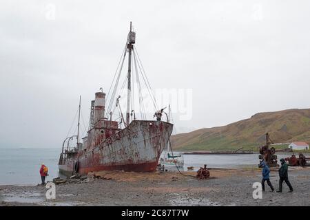 Hulk des Walfangschiffs 'Petrel' auf regennassem Vorland, Grytviken, Südgeorgien 3. April 2018 Stockfoto