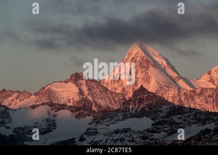 Blick auf Südgeorgien bei Sonnenaufgang vom Deck des Kreuzfahrtschiffes 'Plancius', 3. April 2018 Stockfoto