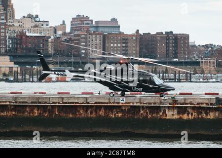 'Uber Copter' - ein Helikopter-Service, der in der Uber Ride-Sharing App verfügbar ist, gesehen am New Yorker Downtown Manhattan Heliport Stockfoto