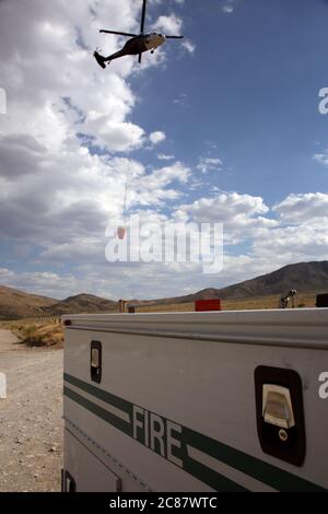 In Der Nähe Von Goodsprings Nv, Usa. Juli 2020. Hubschrauber füllen Wassereimer direkt an der State Route 160 NV, um das Cottonwood-Feuer in einem abgelegenen Gebiet am 21. Juli 2020 in der Nähe von GOODSPRINGS, Nevada, zu bekämpfen. Kredit: Peter Noble/Der Fotozugang Gutschrift: Der Fotozugang/Alamy Live Nachrichten Stockfoto