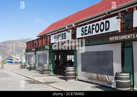 Mariners Wharf Wahrzeichen Gebäude, das ein Restaurant und Café im Hout Bay Hafen in Kapstadt, Südafrika ist Stockfoto