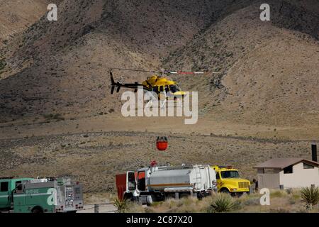 In Der Nähe Von Goodsprings Nv, Usa. Juli 2020. Hubschrauber füllen Wassereimer direkt an der State Route 160 NV, um das Cottonwood-Feuer in einem abgelegenen Gebiet am 21. Juli 2020 in der Nähe von GOODSPRINGS, Nevada, zu bekämpfen. Kredit: Peter Noble/Der Fotozugang Gutschrift: Der Fotozugang/Alamy Live Nachrichten Stockfoto