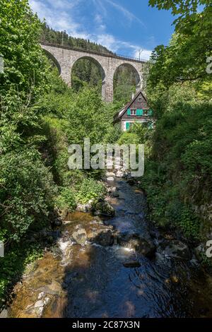 Spektakuläre Aussicht auf ein altes Haus vor der alten Eisenbahnbrücke am Ravenna-Klamm-Viadukt in Breitnau Stockfoto