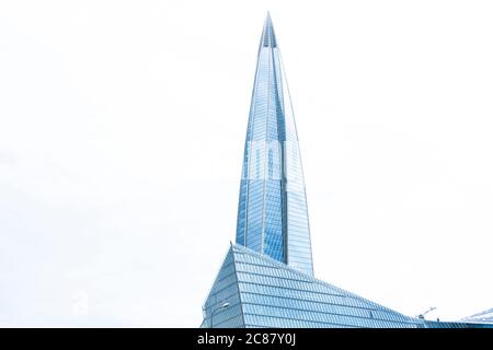 Sankt Petersburg, Russland, 19. Juli 2020: Vorderansicht des Mehrzweck-Geschäftszentrums Lahta. Lakhta Zentrum. Der neue Wolkenkratzer Lakhta Center oder Gazprom Stockfoto