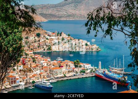 Blick auf Symi von oben. Symi ist eine kleine Insel des Dodekanes, Griechenland, die Besucher mit der ruhigen Atmosphäre und seiner fabelhaften Architektur begeistert. Stockfoto