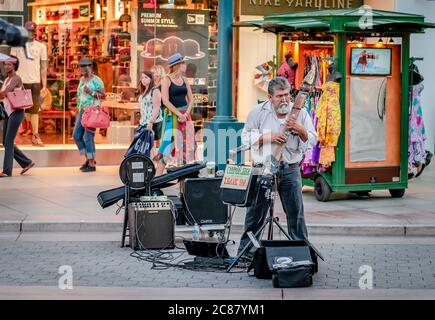 Santa Monica, CA/ USA - Juli 26 2015: Ein Straßenmusiker auf der 3rd Street Promenade. Stockfoto