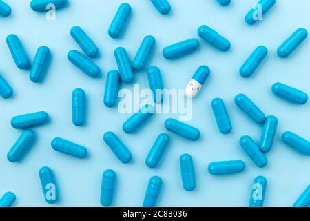 Medizinische Pillen auf blauem Hintergrund. Draufsicht flach Lay biologisch aktive Nahrungsergänzungsmittel. Konzept der Gesundheitsfürsorge Stockfoto