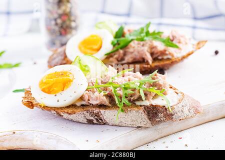 Toasts mit Thunfisch. Italienische Bruschetta Sandwiches mit Thunfisch, Ei und Gurke aus der Dose. Stockfoto