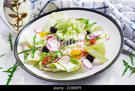 Chilaquiles (in mexikanischer Küche) ein Gericht aus gebratenen Tortilla Streifen mit Eiern und Käse. Mexikanisches Essen. Mexikanisches Frühstück. Stockfoto