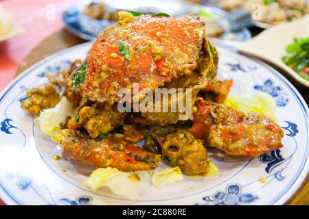 Chilikrabbe ist eines der beliebtesten Gerichte in Singapur und zieht viele Touristen aus der ganzen Welt an, um dies zu essen. Stockfoto