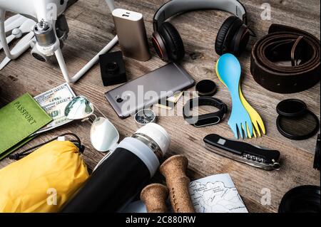 Inspirierendes Outfit für unterwegs auf dem Holztisch Stockfoto