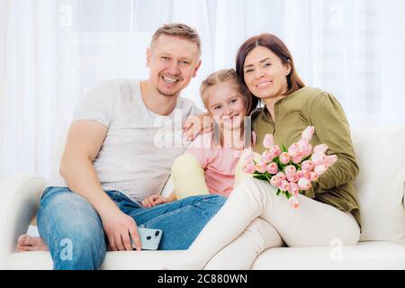 Schöne glückliche große Familie genießen Wochenende Urlaub zusammen drinnen Stockfoto