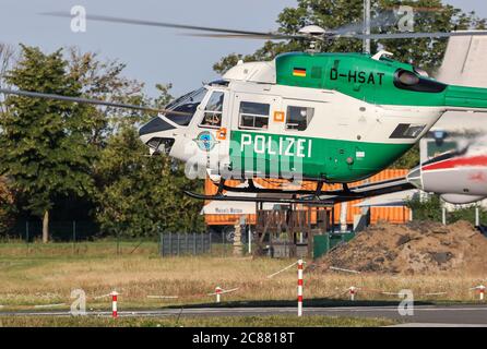 Magdeburg, Deutschland. Juli 2020. Der Angeklagte Stephan Balliet (r) sitzt in einem Polizeihubschrauber auf dem Weg zum Landgericht. Die Bundesanwaltschaft wirft dem Attentäter in Halle 13 Straftaten vor, darunter Mord und versuchten Mord. Am 9. Oktober 2019, dem höchsten jüdischen Feiertag Jom Kippur, hatte er versucht, in der Synagoge in Halle ein Blutbad zu verursachen. Quelle: Jan Woitas/dpa-Zentralbild/dpa/Alamy Live News Stockfoto