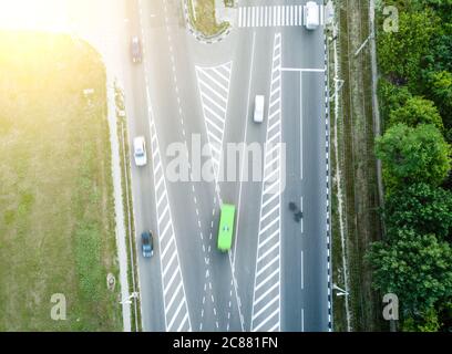 Straße mit Autos von oben Stockfoto