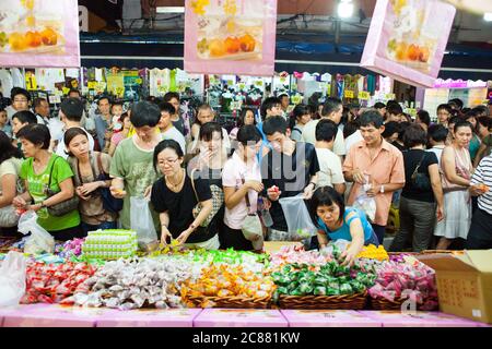 Februar 2010. Chinatown Night Market vor dem chinesischen Neujahrsfest, die Leute kaufen und probieren verschiedene Geschmacksrichtungen von Gelee und Süßigkeiten aus. Singapur. Stockfoto