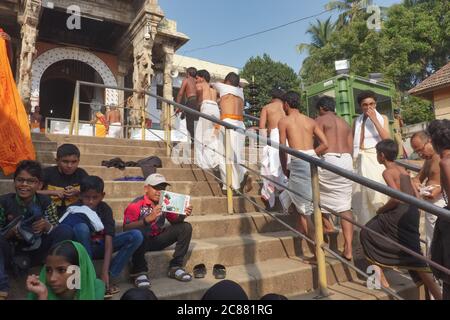 Hinduistische Pilger in weißen Lendenschurz die Treppe zum Padmanabhaswamy Tempel in Trivandrum (Thiruvananthapuram) in Kerala, Indien aufsteigenden Stockfoto