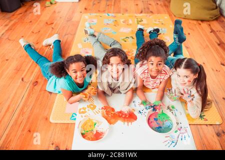 Gruppe von glücklichen Kindern, die Experimente mit Farbe machen Stockfoto