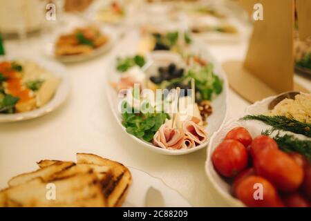 Tisch mit Essen und Trinken auf Hochzeit. Serviert und dekoriert Tisch im Restaurant Stockfoto