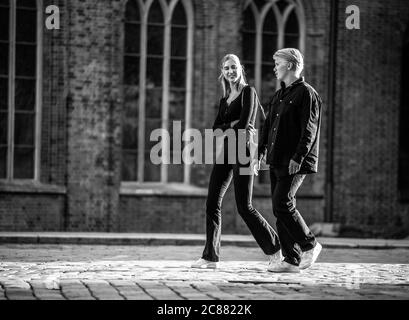 20-07-2020 Riga, Lettland Junges Paar, das in einer Stadtstraße läuft. Stockfoto
