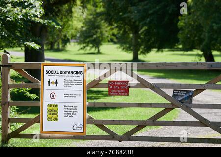 Soziale Distanzierungsvorkehrungen (2m auseinander) Schild an einem Tor im East Carlton Country Park, Corby, Juli 2020, wegen der Coronavirus-Epidemie. Stockfoto