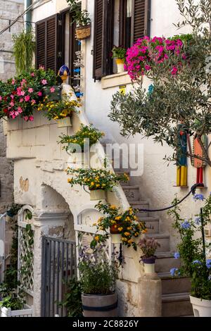 Polignano a Mare, Italien - 17. September 2019: Das charmante und romantische Altstadt von Polignano a Mare und Apulien, Süditalien Stockfoto