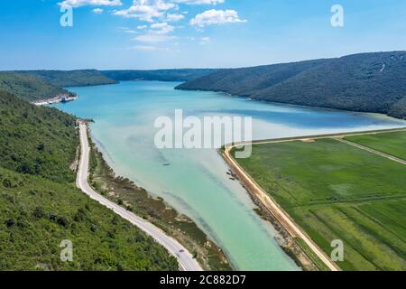 Luftaufnahme der Bucht Rasa, Ort des Zuflusses Rasa in Adratic Meer, Istrien, Kroatien Stockfoto