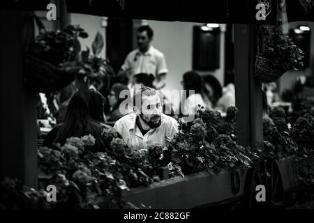 12-07-2020 Riga Lettland, glücklicher Mann mit Kaffeepause im Freien Café während schönen Sommertag Stockfoto