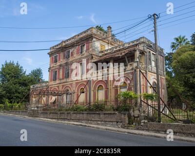 Griechenland, korfu, Kerkyra Stadt, 26. september 2018: Alte klassische griechische verlassene heruntergekommenen Villa in Kerkyta Stadt Hauptstraße Stockfoto