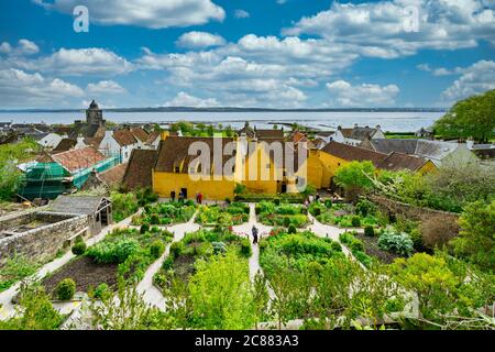 Rückansicht des Culross Palace in NTS Stadt der Royal Burgh of Culross in Fife Schottland mit Garten Stockfoto